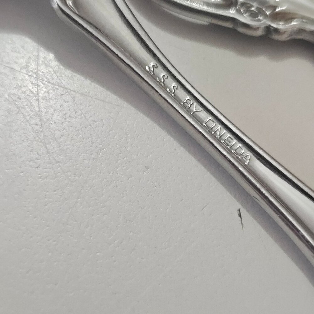 3 Oneida Renoir Pembrooke Teaspoon 6" spoon vtg stainless ornate intricate Flora - Picture 4 of 4